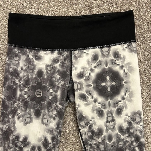 Lululemon Women's Leggings Capri Active Floral Stretch Printed Logo Size 6 - Picture 3 of 13